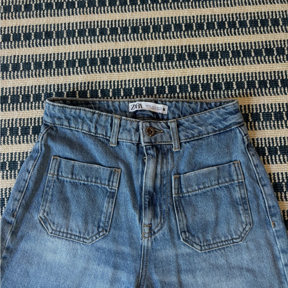 Zara Blue High-Waisted Jeans with Classic Denim Texture